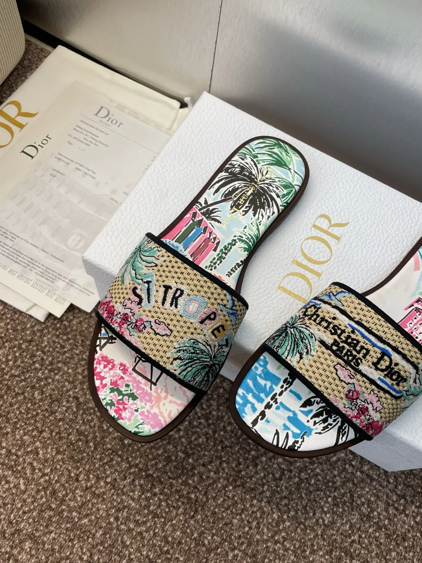 👟👟Ex-factory price 500👟👟 Dior 2025 spring and summer new style DWAY flat flip flops jelly color women's shoes CD letter logo three-dimensional embroidery round toe open toe color block sandals Material: upper imported raffia electric embroidery high temperature water-soluble cotton technical fabric + water-dyed sheepskin lining + Italian thickened leather outsole size: 34-42 (34.40.41.42. Customized, non-refundable and non-exchangeable)